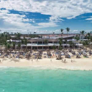 Vista aérea de la playa de Arena Gorda con palmeras y sombrillas
