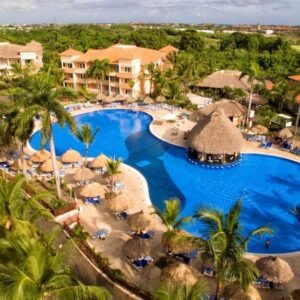 Vista aérea de la piscina de Bahía Príncipe Turquesa
