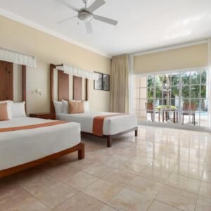 Habitación con dos camas y balcón de Sunscape Coco Punta Cana
