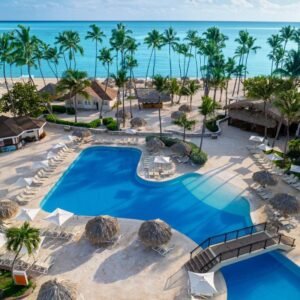 Piscina rodeada de palmeras en Sunscape Coco Punta Cana