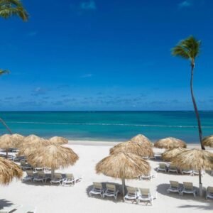 Playa con sombrillas y tumbonas de Sunscape Coco Punta Cana