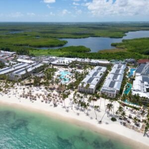 Vista aérea del resort y la playa de Sunscape Coco Punta Cana